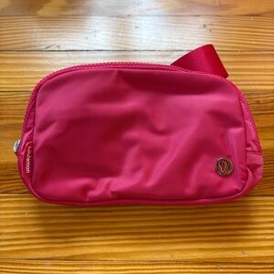 lululemon | Everywhere Belt Bag in Cherry Mist